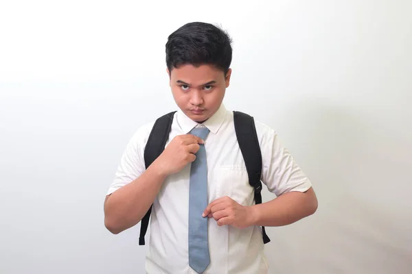 Indonéz Végzős Diák Fehér Ingben Szürke Nyakkendővel Nyakkendőjét Igazítva Elszigetelt — Stock Fotó