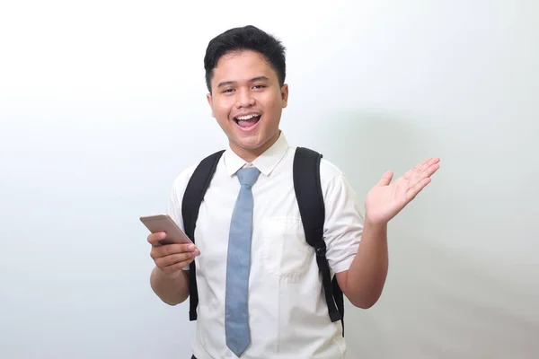 Indonezyjski Uczeń Białej Koszuli Szarym Krawatem Pokazujący Pokazujący Telefon Komórkowy — Zdjęcie stockowe