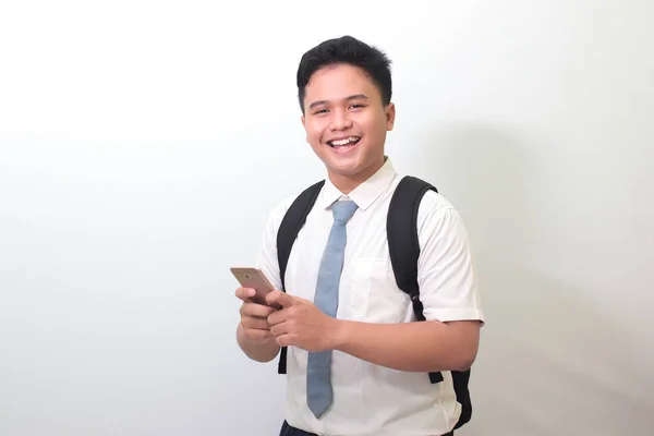 Indonezyjski Uczeń Białej Koszuli Szarym Krawatem Szokującym Wyrazem Twarzy Trzymający — Zdjęcie stockowe