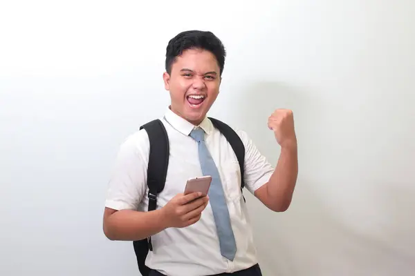 Indonezyjski Uczeń Białej Koszuli Szarym Krawatem Podnoszącym Pięść Świętujący Sukces — Zdjęcie stockowe