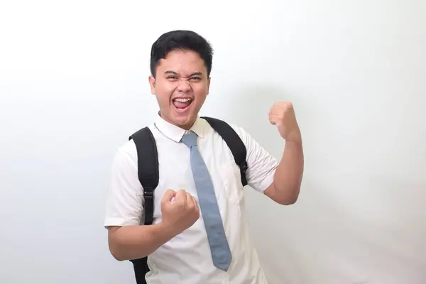 Indonezyjski Uczeń Białej Koszuli Szarym Krawatem Podnoszącym Pięść Świętujący Sukces — Zdjęcie stockowe