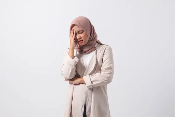 Portret Van Een Overweldigde Aziatische Hijab Vrouw Casual Pak Aanraken Stockfoto