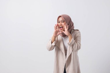 Heyecanlı Asyalı kadın tesettürlü, sıradan giyinmiş, bağıran, dedikodu yapan kadın portresi. İş kadını konsepti. Beyaz arkaplanda izole edilmiş resim