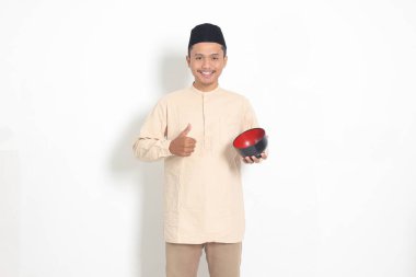 Koko gömlekli heyecanlı Asyalı Müslüman adamın portresi. Kafatası açık ve elinde boş bir tabak var. Gıda markası için kase şablonu. Beyaz arkaplanda izole