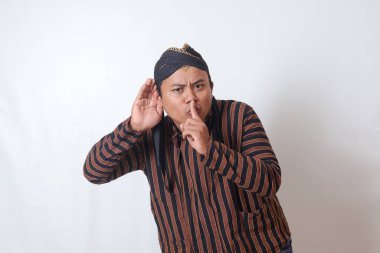 Cava kumaşlı, beyaz şapkalı ciddi bir Asyalı adamın portresi kötü niyetli konuşmalar fısıldıyor, elleri ağızda gizli dedikodular anlatıyor. Beyaz arkaplanda izole edilmiş resim