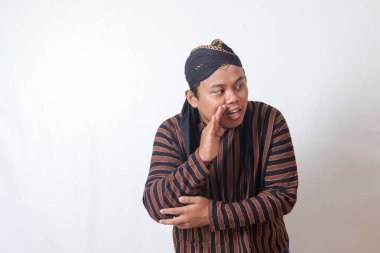 Cava kumaşlı, beyaz şapkalı ciddi bir Asyalı adamın portresi kötü niyetli konuşmalar fısıldıyor, elleri ağızda gizli dedikodular anlatıyor. Beyaz arkaplanda izole edilmiş resim