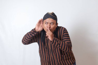 Cava kumaşlı, beyaz şapkalı ciddi bir Asyalı adamın portresi kötü niyetli konuşmalar fısıldıyor, elleri ağızda gizli dedikodular anlatıyor. Beyaz arkaplanda izole edilmiş resim