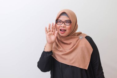 Tesettürlü neşeli Asyalı kadın portresi, el ele tutuşup bir sır anlatıyor. Reklam konsepti. Beyaz arkaplanda izole edilmiş resim