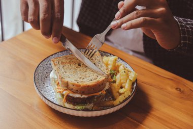 Kızarmış tavuklu tam buğday ekmekli tost, güneşli yumurta ve sos. Sabahları kahvaltı konsepti