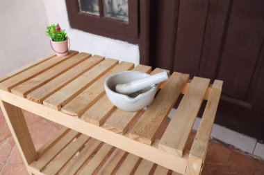 Terasta kirli bir beyaz harç ve tokmak.