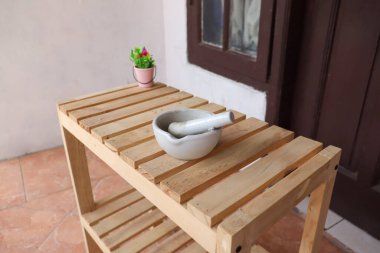 Terasta kirli bir beyaz harç ve tokmak.