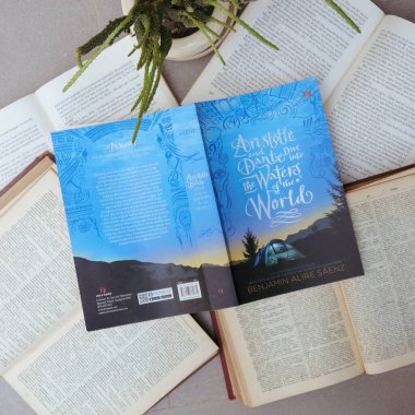 Benjamin Alire Saenz tarafından yazılan Aristo ve Dante Dive in the Waters of the World romanının Endonezyaca çevirisi. Yogyakarta - Endonezya 10 19 2024