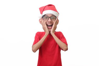 - Aman Tanrım! Kırmızı tişörtlü, Noel Baba şapkalı, şok olmuş gözlerle kameraya bakan ve yanaklarından el ele tutuşan Asyalı bir adamın portresi. Beyaz arkaplan üzerinde büyük baş düzenleme ile karikatür yüz