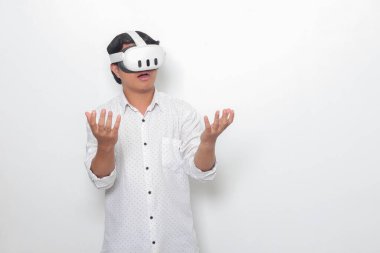 Sanal gerçeklik VR cihazı kullanan Asyalı bir adamın portresi, büyüleyici bir teknoloji deneyimliyor. Beyaz arkaplanda izole edilmiş resim