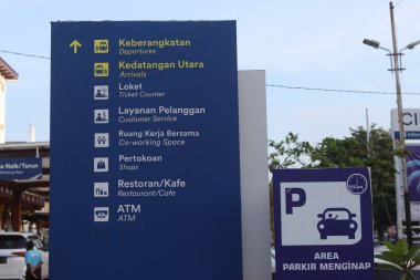 Cirebon tren istasyonundaki tabela bilgisi. Cirebon, Endonezya - 03 21 2025