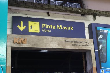 Cirebon tren istasyonundaki tabela bilgisi. Cirebon, Endonezya - 03 21 2025