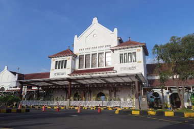 Bayram zamanı Cirebon tren istasyonu. Cirebon, Endonezya - 03 21 2025
