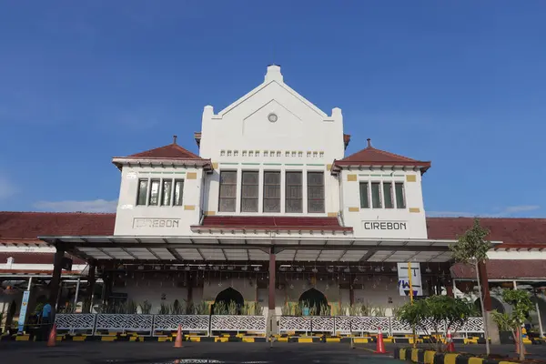 Bayram zamanı Cirebon tren istasyonu. Cirebon, Endonezya - 03 21 2025