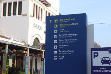 Cirebon tren istasyonundaki tabela bilgisi. Cirebon, Endonezya - 03 21 2025