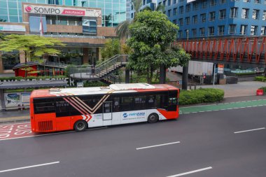 Transjakarta otobüsü otobüs durağında durdu. Jakarta, Endonezya - 04 01 2025