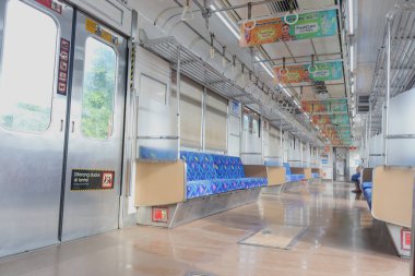 KRL banliyö treninin iç görüntüsü. Jakarta, Endonezya - 04 04 04 2025