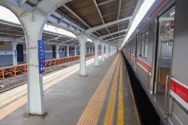 Jakarta Kota İstasyonu 'ndaki KRL banliyö treninin dışı. Jakarta, Endonezya - 04 04 04 2025