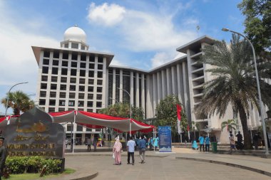 İstiklal Camii 'nin dış görünüşü. Jakarta Endonezya - 04 04 04 2025