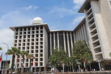 İstiklal Camii 'nin dış görünüşü. Jakarta Endonezya - 04 04 04 2025