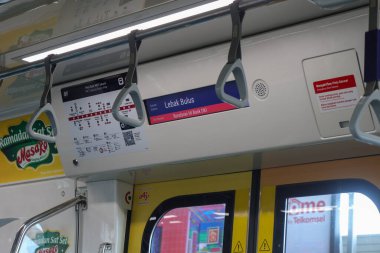 MRT treninin içindeki istasyon tabela bilgileri