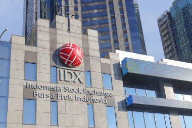 Sudirman Merkezi İş Bölgesi 'ndeki Endonezya borsasının (IDX) dış görünümü ve logosu. Jakarta, Endonezya - 04 04 04 2025