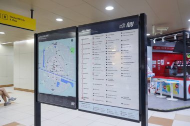 Yakındaki Dukuh Atas İstasyonu tesisleri için Jakarta MRT rota işaretleri ve sistem haritaları. Jakarta, Endonezya - 04 01 2025