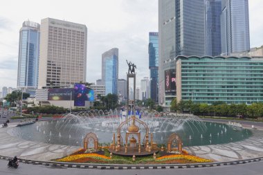Selamat Datang Anıtı 'nın şehir manzarası Bundaran HI' deki hoş geldin anıtı olarak da bilinir. Jakarta, Endonezya - 04 01 2025