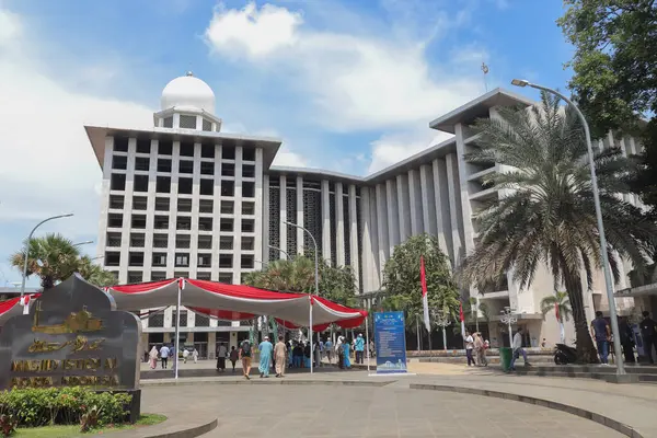 İstiklal Camii 'nin dış görünüşü. Jakarta Endonezya - 04 04 04 2025