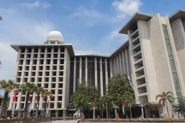 İstiklal Camii 'nin dış görünüşü. Jakarta Endonezya - 04 04 04 2025