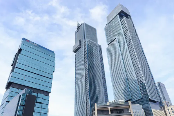 MH Thamrin caddesinde beş yıldızlı lüks Park Royal Hotel ve Agora Alışveriş Merkezi. Jakarta, Endonezya - 04 01 2025