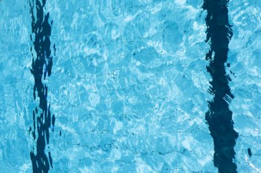 Yüzme havuzunda dalgalanan suyun dokulu yüzeyini gösteren arkaplan