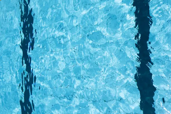 Yüzme havuzunda dalgalanan suyun dokulu yüzeyini gösteren arkaplan