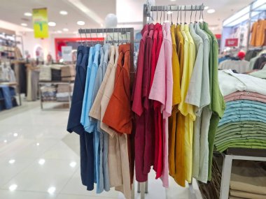 Renkli Erkek Gömleği Rafı