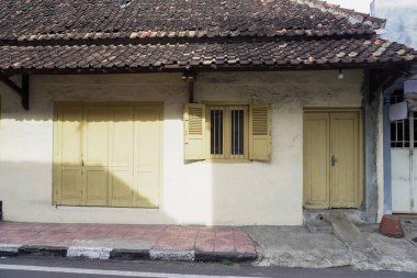 Pencereleri Kapalı Sarı Ev 'in Eski Yüzü