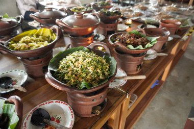 Geleneksel Endonezya Tabaklarının Büfe Gösterimi