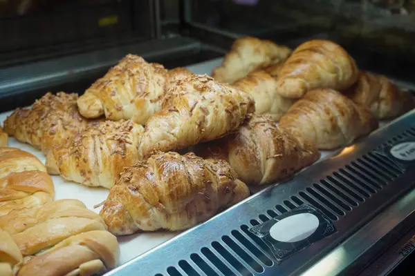 Fırın Vitrininde Taze Kruvasan ve Pasta