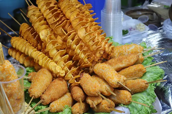 Sokak Gıda Dükkanlarında Kızarmış Mısır Sosisleri ve Spiral Patatesler