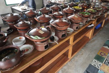 Geleneksel Endonezya Tabaklarının Büfe Gösterimi