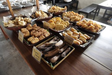 Geleneksel Gorengan Görünümü Tahta Masada