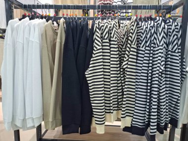 Bir Giysi Rafında Süveterlerin Görüntüsü