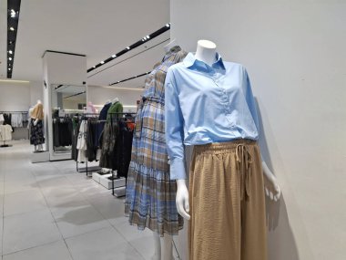 Manken Perakende Mağazasında Şık Kadın Kıyafeti Gösteriyor