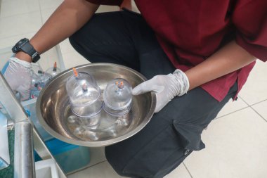 Tedavi öncesi terapi aletlerini hazırlayan erkek terapist. Vücut gevşemesi, detoks ve kas yenilenmesi için geleneksel iyileştirme düzeneği