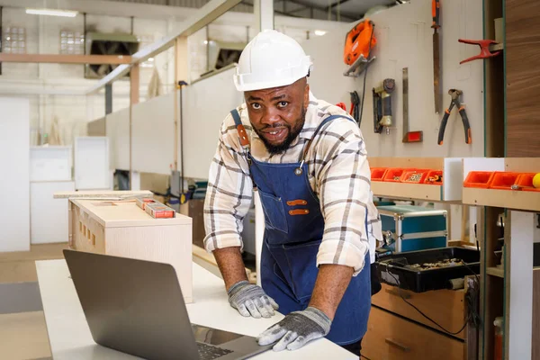 Black Male Carpenter Using Professional Laptop Furniture Carpentry Room New — Stock Photo, Image