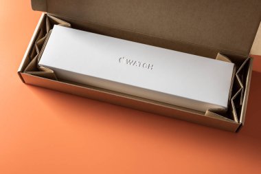 Apple Watch Serisi 8 paket, karton kutu içinde kabartmalı logo ve yastık bileşenleriyle birlikte..