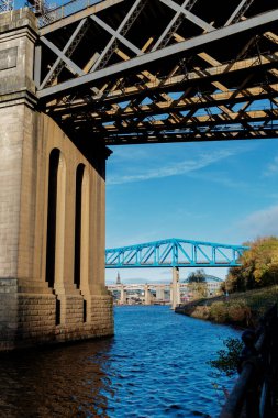 Newcastle UK: 29 Ekim 2024. River Tyne 'ın ünlü köprüleri, güneşli kış öğleden sonra, altın saat boyunca. Kral VII. Edward Köprüsü Demiryolu Geçidi